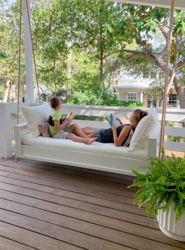 Area Duduk dengan Daybed dan Gantungan Kursi